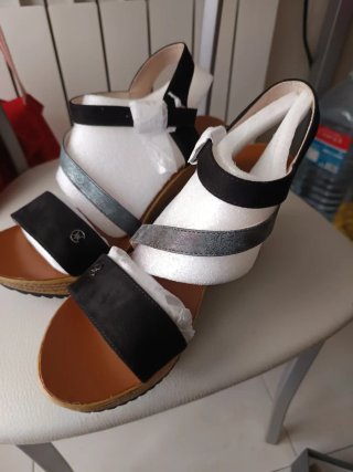 Sandalias plataforma Chattawak negras y plateadas