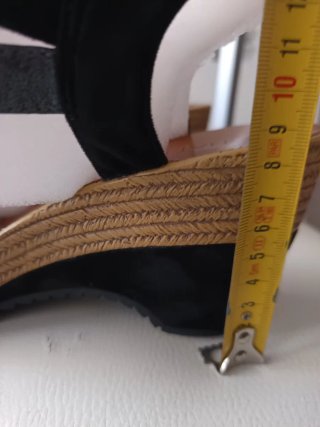 Sandalias plataforma Chattawak negras y plateadas