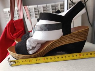 Sandalias plataforma Chattawak negras y plateadas