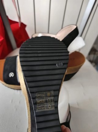 Sandalias plataforma Chattawak negras y plateadas