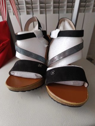 Sandalias plataforma Chattawak negras y plateadas