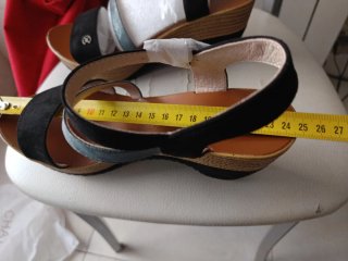 Sandalias plataforma Chattawak negras y plateadas
