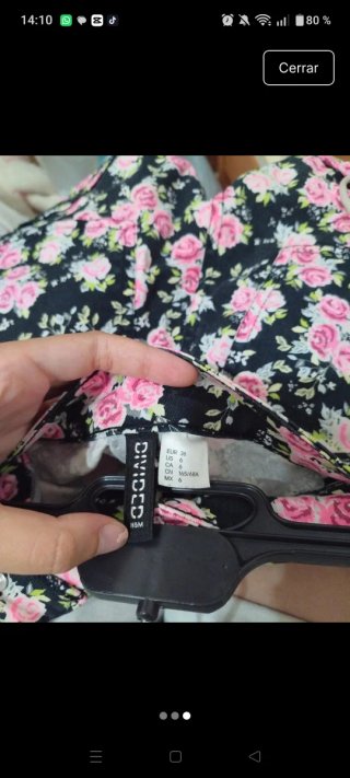 Shorts de verano con flores rosas