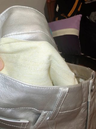 Pantalón efecto piel plateado