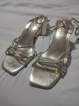 Mango Sandalias Tacon Dorado talla 36
