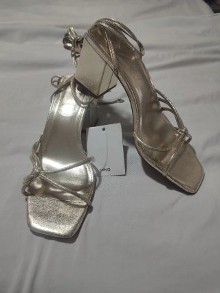 Mango Sandalias Tacon Dorado talla 36