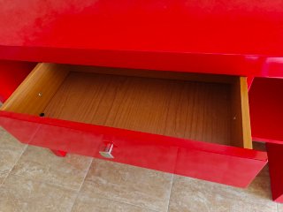 Mesa roja con espejo