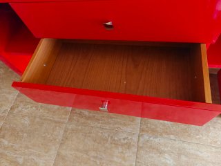 Mesa roja con espejo