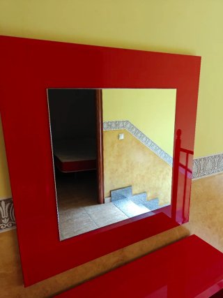 Mesa roja con espejo