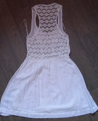 Vestido blanco Stradivarius con encaje