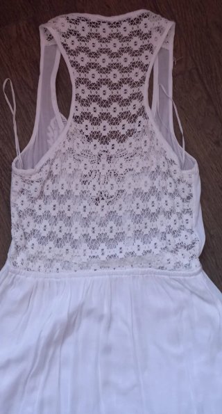Vestido blanco Stradivarius con encaje