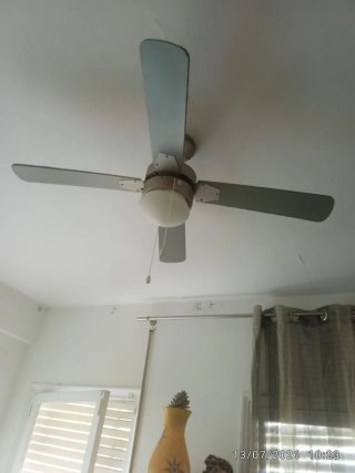 Ventilador de techo gris y blanco