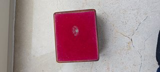 Elegante scatola portagioie in legno con coperchio