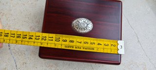 Elegante scatola portagioie in legno con coperchio