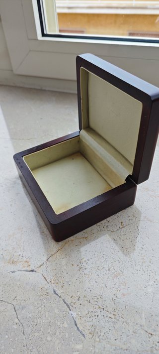 Elegante scatola portagioie in legno con coperchio
