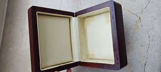 Elegante scatola portagioie in legno con coperchio