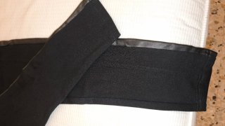 Pantalón negro elástico con detalle cuero