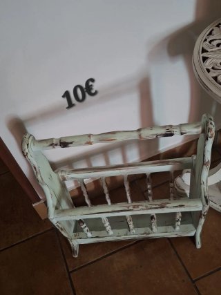 Revistero de bambú y madera