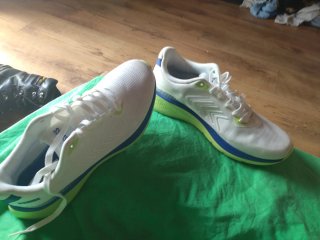 Tenis K-SWISS blancos y azules