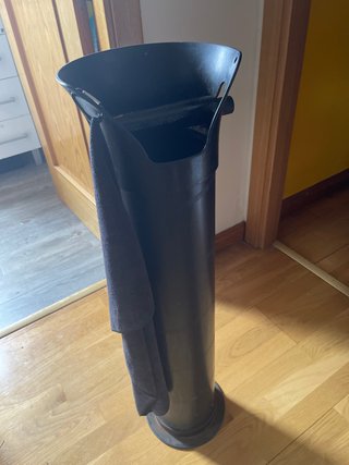 Contenedor de posos de café negro