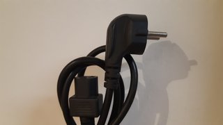Vari cavi per computer ed elettricità