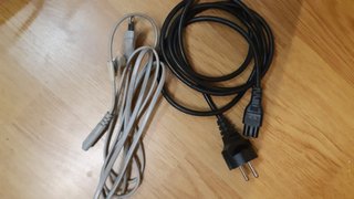 Vari cavi per computer ed elettricità