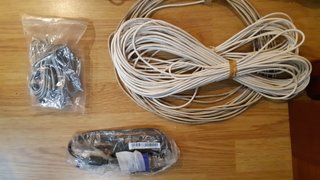 Vari cavi per computer ed elettricità