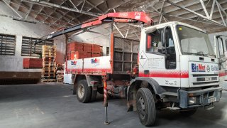 Camion grua con volquete iveco eurocargo.