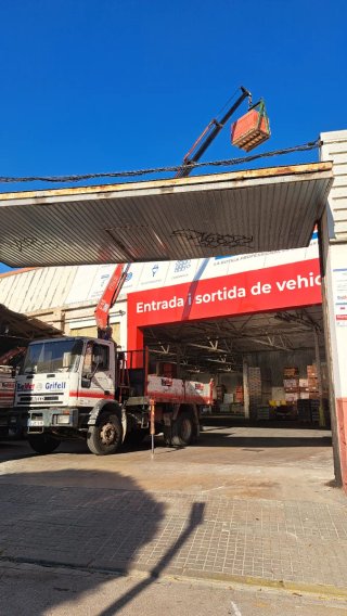 Camion grua con volquete iveco eurocargo.