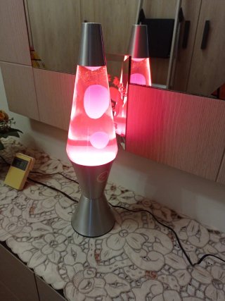 Lámpara de lava roja y plateada