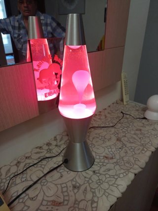 Lámpara de lava roja y plateada