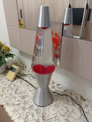 Lámpara de lava roja y plateada