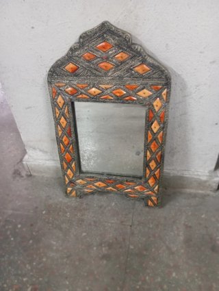 Espejo decorativo plateado y naranja