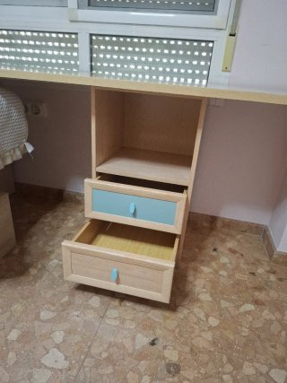 Escritorio madera con cajonera y arcón