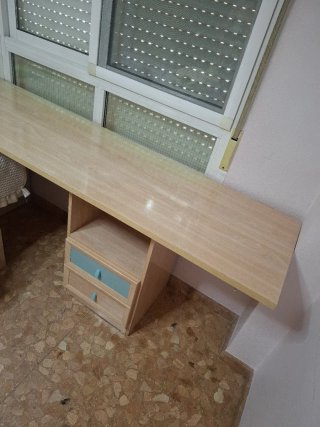 Escritorio madera con cajonera y arcón