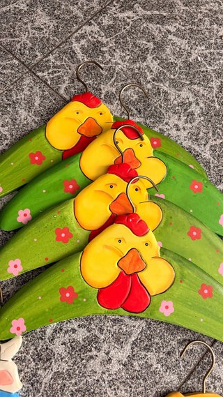 Perchas infantiles de madera con dibujos