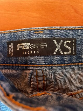 Pantalón corto vaquero efecto desgastado
