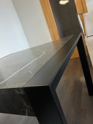 Mesa de comedor moderna mármol y metal, extensible