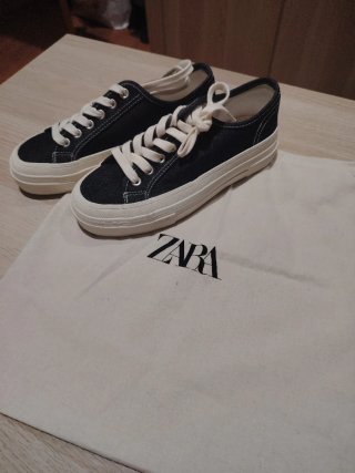 Zapatos Zara tipo Converse negros y blancos