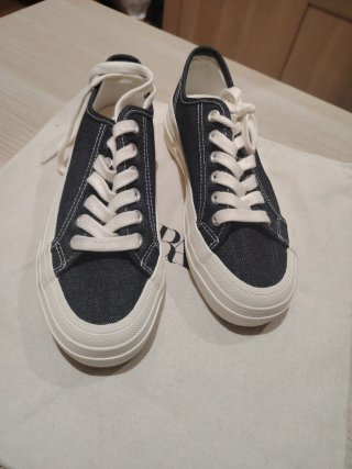 Zapatos Zara tipo Converse negros y blancos