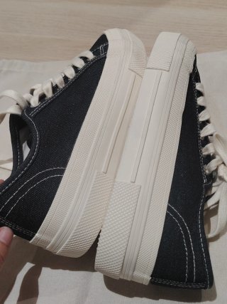 Zapatos Zara tipo Converse negros y blancos