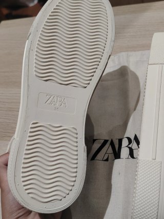 Zapatos Zara tipo Converse negros y blancos