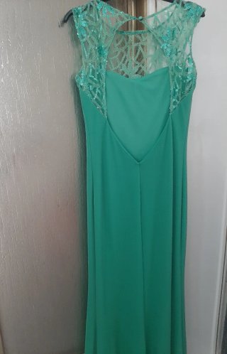 Vestido largo verde con detalles de pedrería