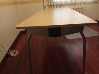 Mesa de oficina moderna – amplia y resistente