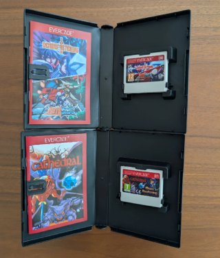 Super Pocket Capcom + funda y 2 cartuchos Evercade
