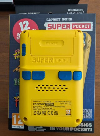 Super Pocket Capcom + funda y 2 cartuchos Evercade