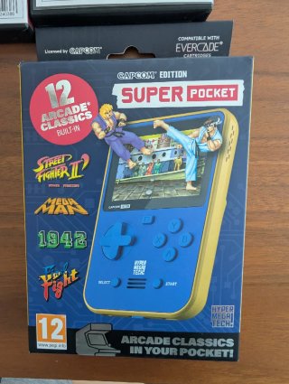 Super Pocket Capcom + funda y 2 cartuchos Evercade