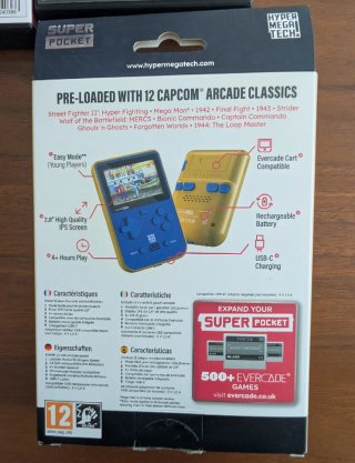Super Pocket Capcom + funda y 2 cartuchos Evercade