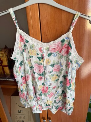 Blusa floral con encaje