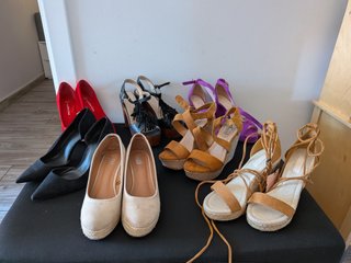 Zapatos de tacón y sandalias variados.